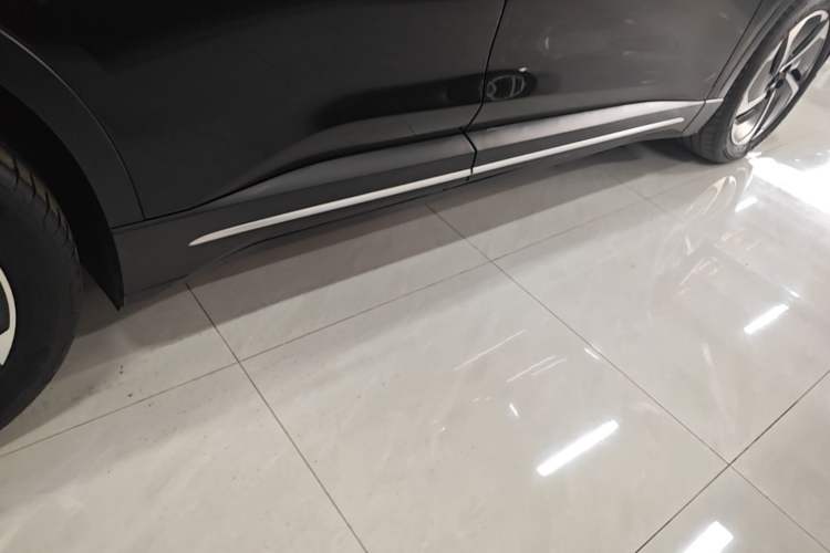 Used Nio ES6 2023 75 kWh Right Side Sill
