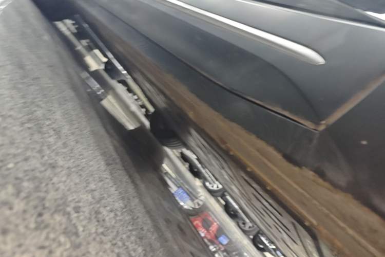 Used Nio ES6 2023 75 kWh Right Side Sill