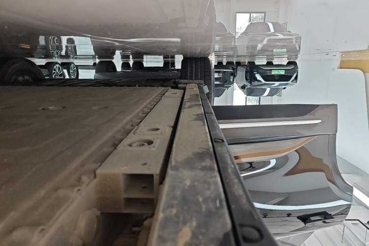Used Nio ES6 2023 75 kWh Right Side Sill