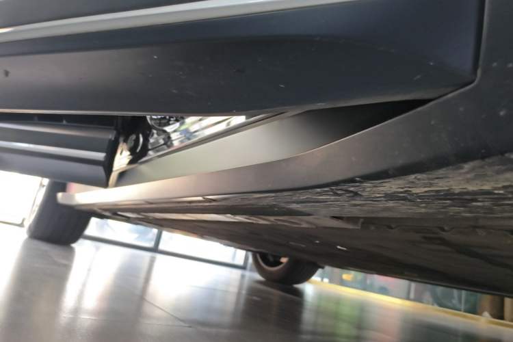 Used Nio ES6 2023 75 kWh Right Side Sill