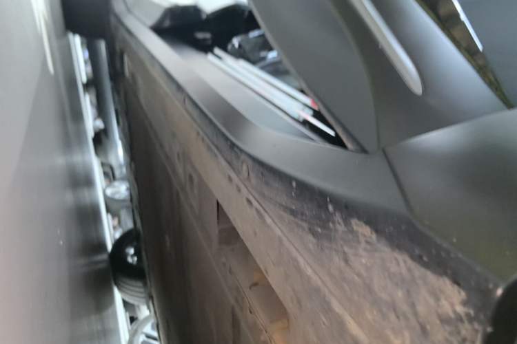 Used Nio ES6 2023 75 kWh Right Side Sill