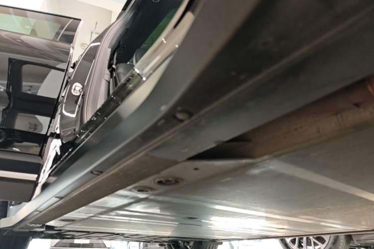 Used Nio ES6 2023 75 kWh Right Side Sill