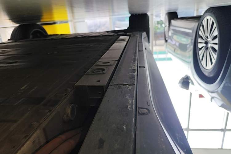 Used Nio ES6 2023 75 kWh Right Side Sill