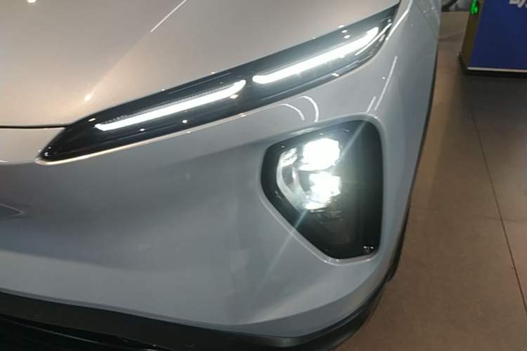 Used Nio ES6 2023 75 kWh Left Front Headlight