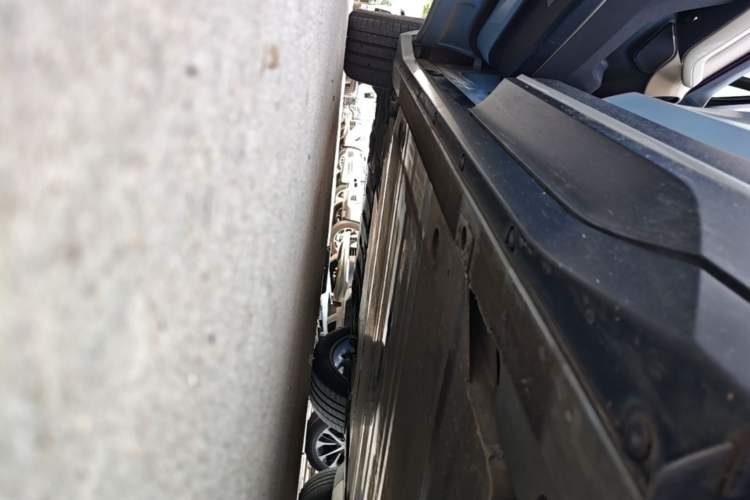 Used Nio ES6 2023 75 kWh Left Side Sill