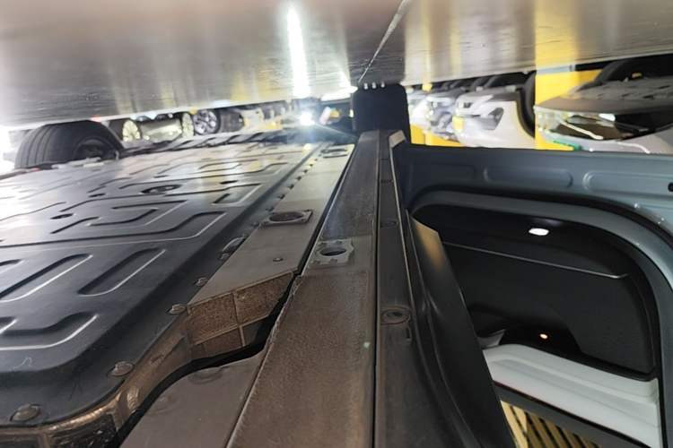 Used Nio ES6 2023 75 kWh Left Side Sill