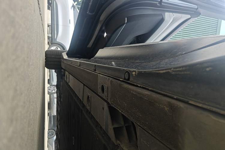 Used Nio ES6 2023 75 kWh Left Side Sill