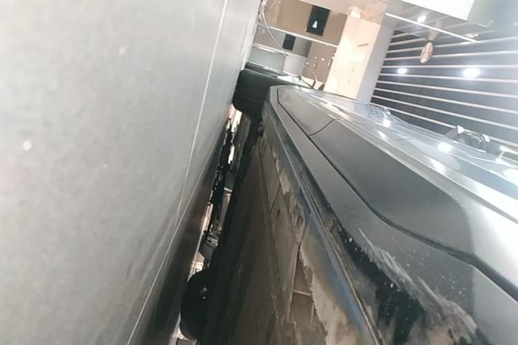 Used Nio ES6 2023 75 kWh Left Side Sill