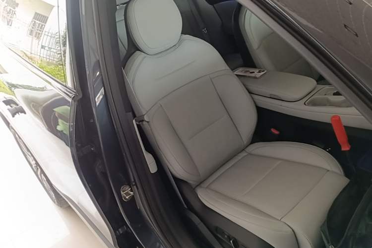 Used Nio ES6 2023 75 kWh Right Front Seat