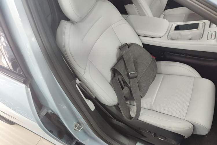 Used Nio ES6 2023 75 kWh Right Front Seat