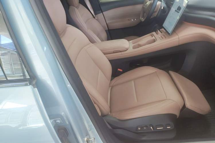 Used Nio ES6 2023 75 kWh Right Front Seat