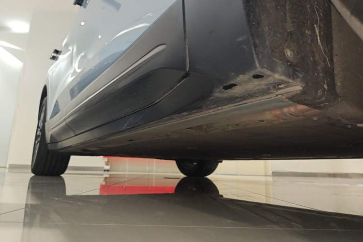 Used Nio ES6 2023 75 kWh Right Side Sill