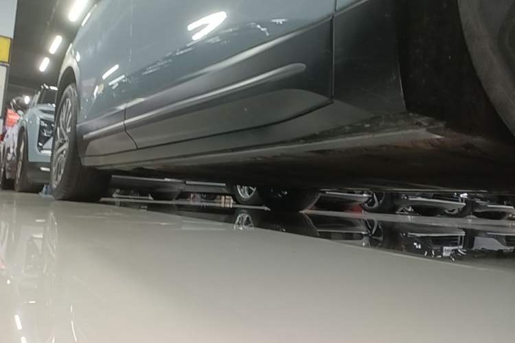 Used Nio ES6 2023 75 kWh Right Side Sill