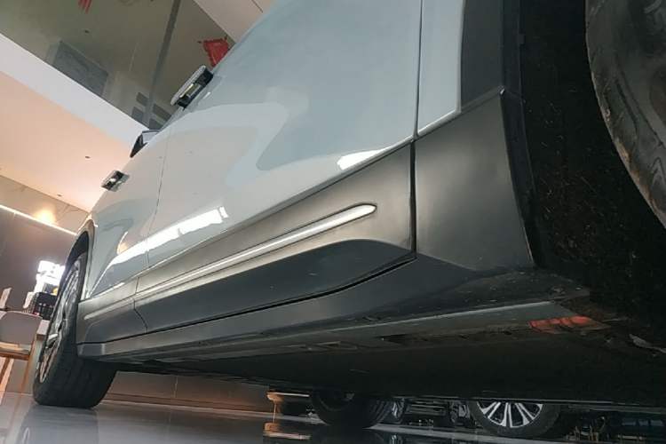 Used Nio ES6 2023 75 kWh Right Side Sill