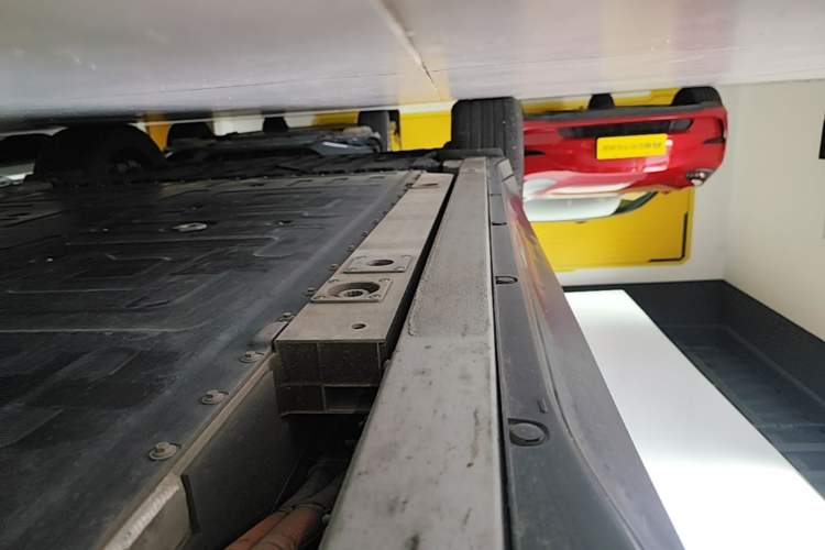 Used Nio ES6 2023 75 kWh Right Side Sill