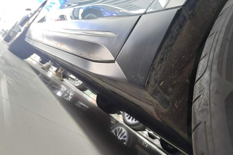 Used Nio ES6 2023 75 kWh Right Side Sill