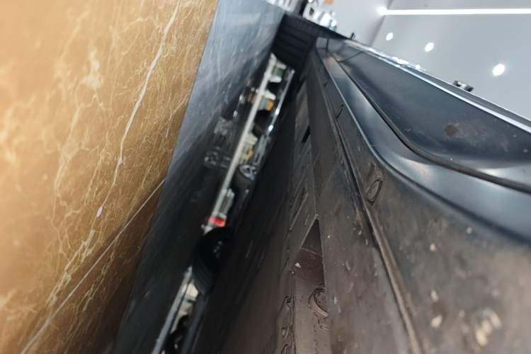 Used Nio ES6 2023 75 kWh Right Side Sill