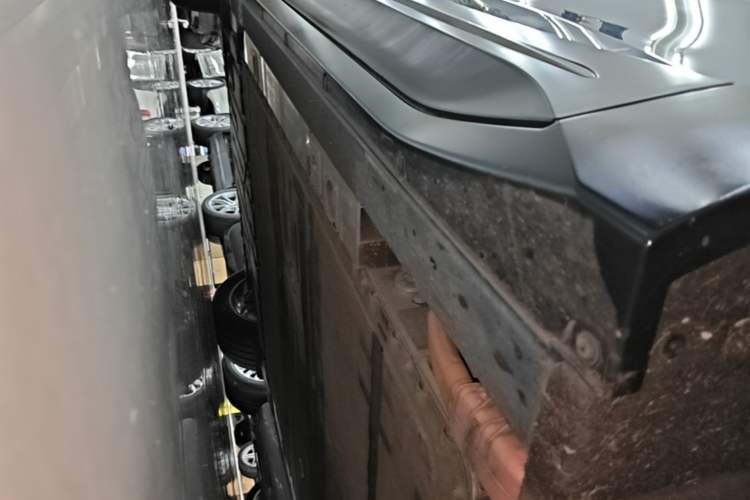 Used Nio ES6 2023 75 kWh Right Side Sill
