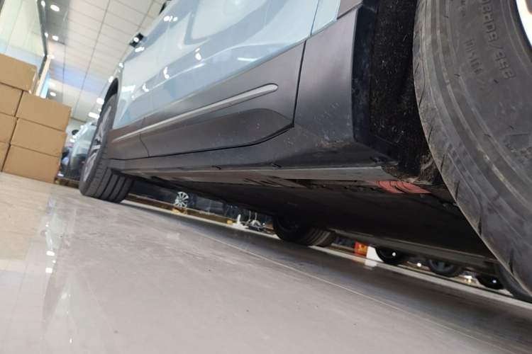 Used Nio ES6 2023 75 kWh Right Side Sill