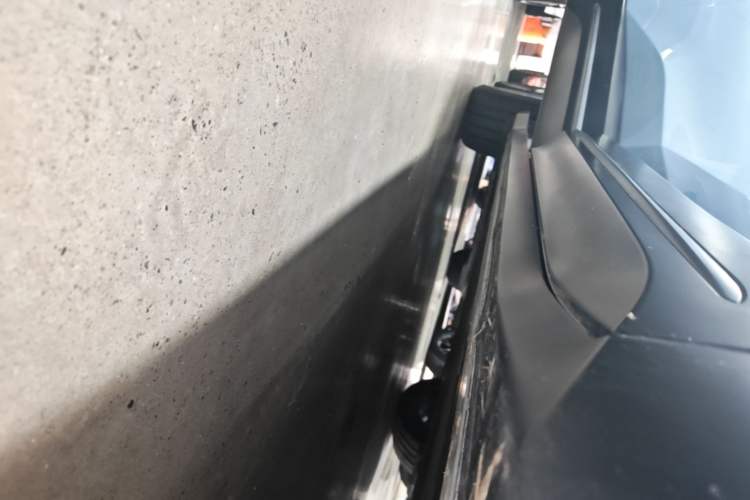 Used Nio ES6 2023 75 kWh Right Side Sill