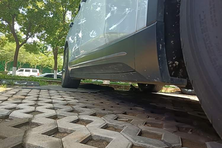 Used Nio ES6 2023 75 kWh Right Side Sill