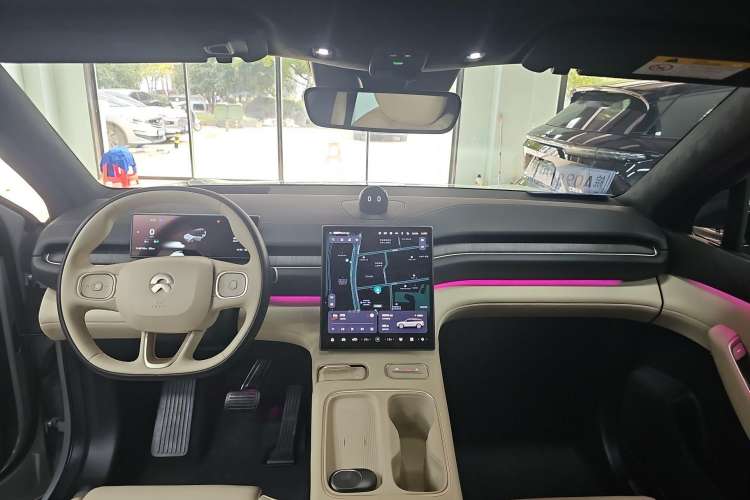 Used Nio ES6 2023 75 kWh Center Console