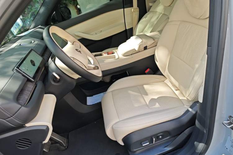 Used Nio ES6 2023 75 kWh Left Front Seat