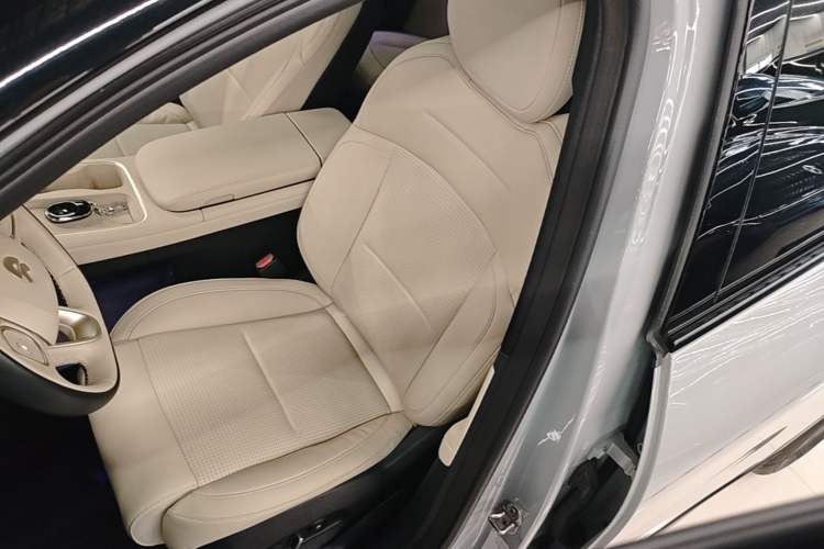Used Nio ES6 2023 75 kWh Left Front Seat