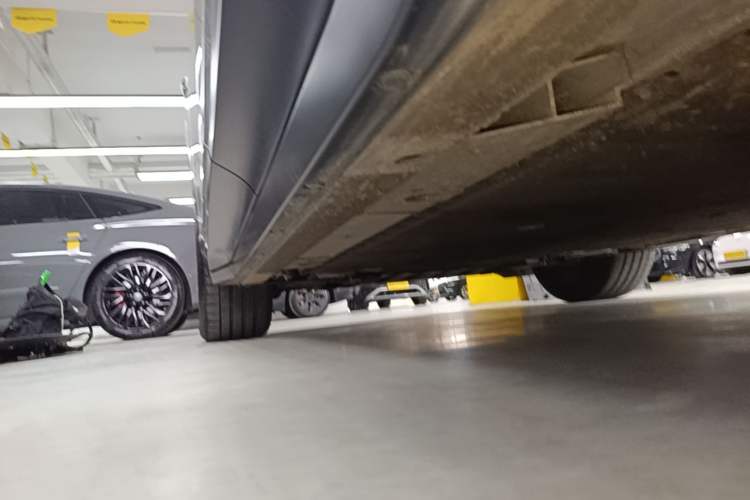 Used Nio ES6 2023 75 kWh Left Side Sill