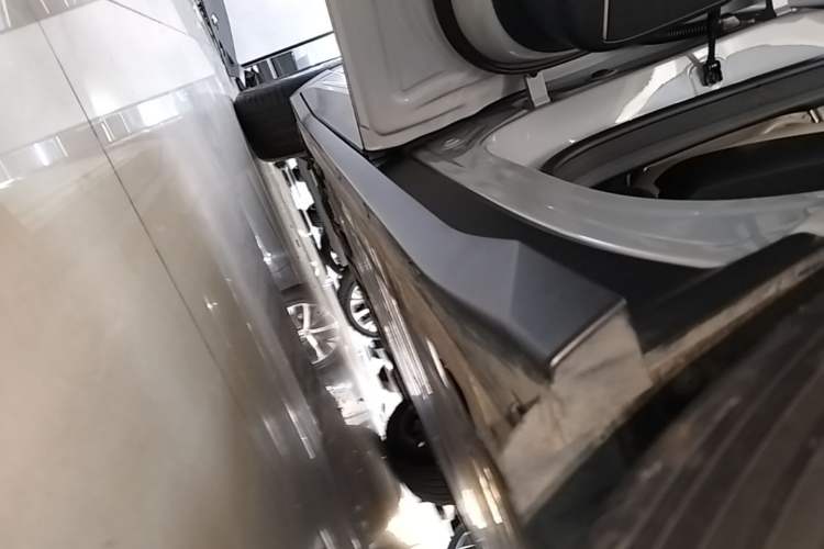 Used Nio ES6 2023 75 kWh Left Side Sill