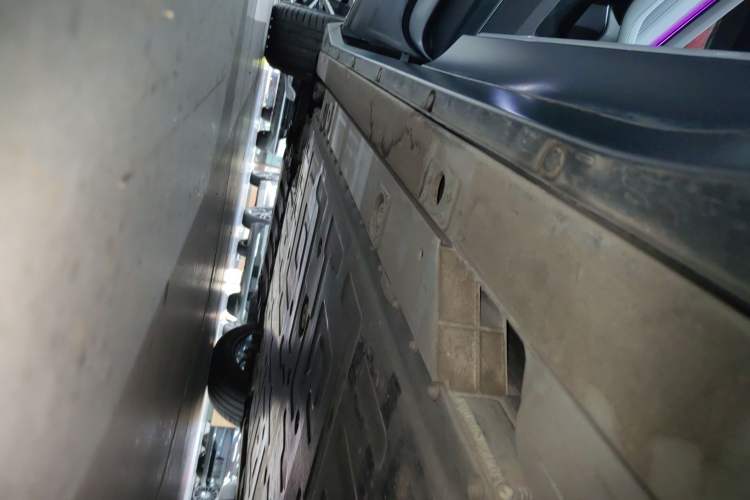 Used Nio ES6 2023 75 kWh Left Side Sill