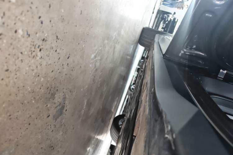 Used Nio ES6 2023 75 kWh Left Side Sill