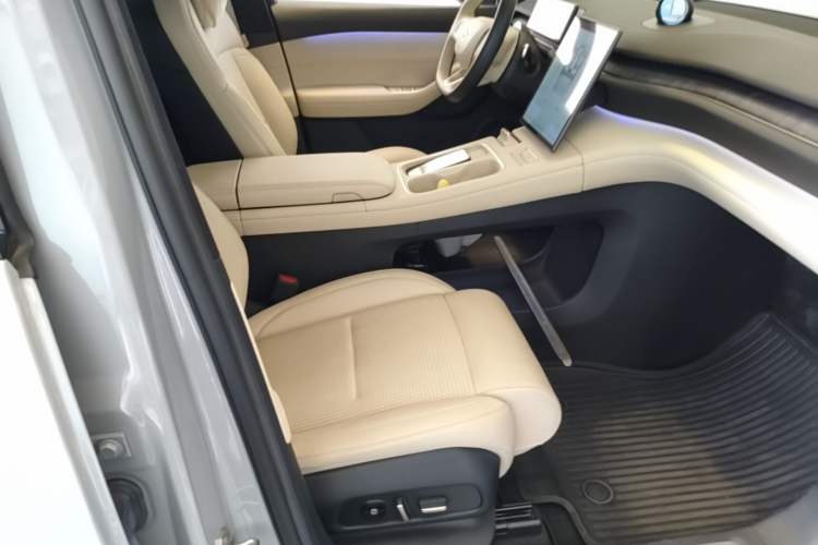 Used Nio ES6 2023 75 kWh Right Front Seat