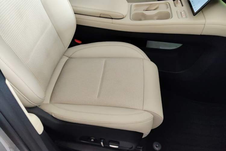 Used Nio ES6 2023 75 kWh Right Front Seat