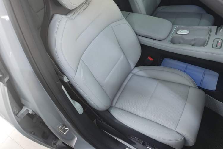 Used Nio ES6 2023 75 kWh Right Front Seat