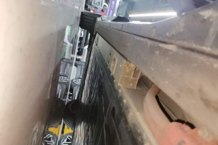 Used Nio ES6 2023 75 kWh Right Side Sill