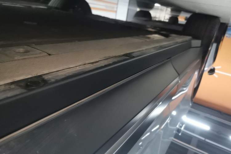 Used Nio ES6 2023 75 kWh Right Side Sill