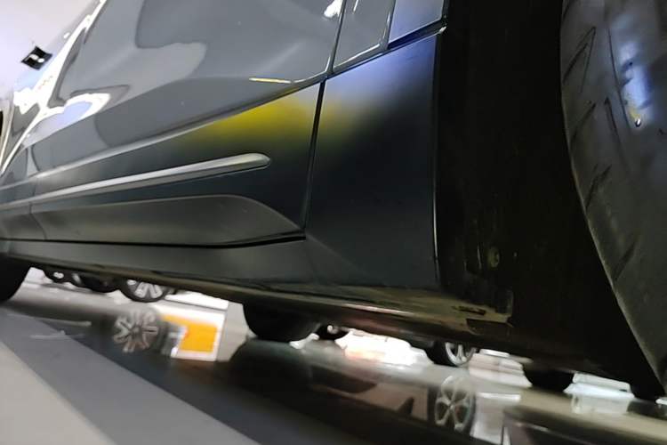 Used Nio ES6 2023 75 kWh Right Side Sill