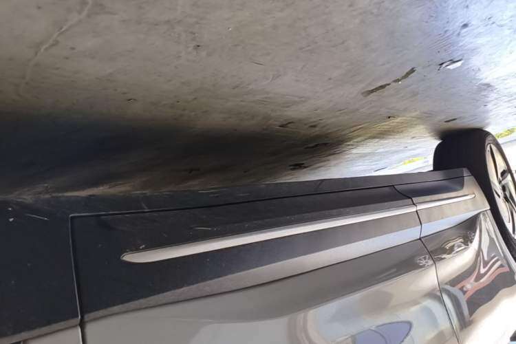 Used Nio ES6 2023 75 kWh Right Side Sill