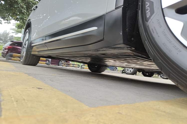 Used Nio ES6 2023 75 kWh Right Side Sill