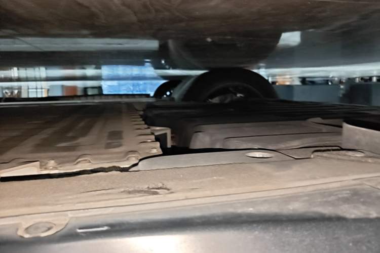 Used Nio ES6 2023 75 kWh Right Side Sill