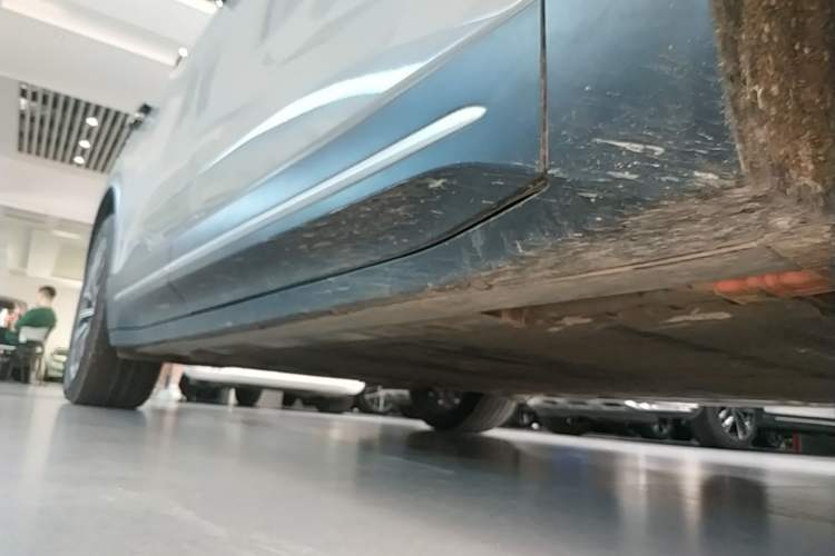 Used Nio ES6 2023 75 kWh Right Side Sill