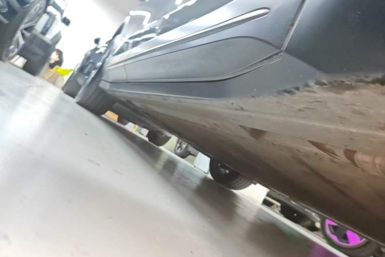 Used Nio ES6 2023 75 kWh Right Side Sill