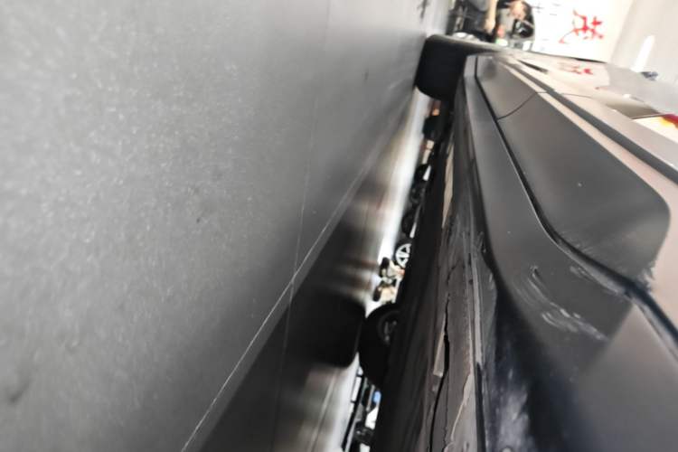 Used Nio ES6 2023 75 kWh Left Side Sill