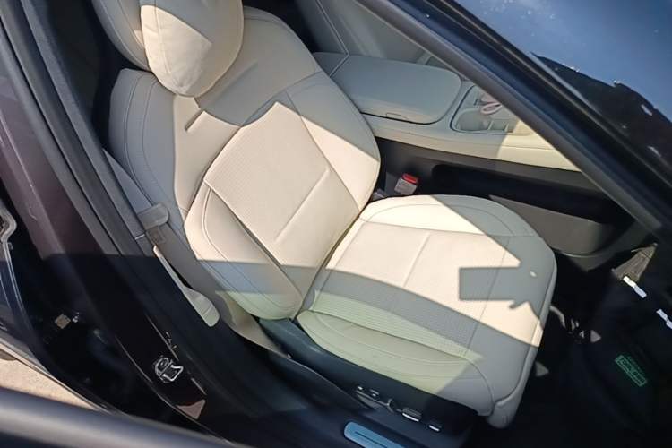 Used Nio ES6 2023 75 kWh Right Front Seat