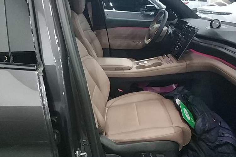 Used Nio ES6 2023 75 kWh Right Front Seat
