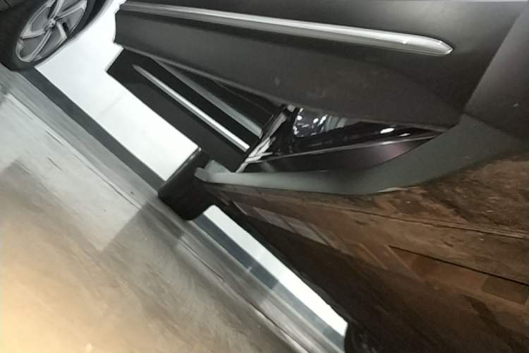 Used Nio ES6 2023 75 kWh Right Side Sill