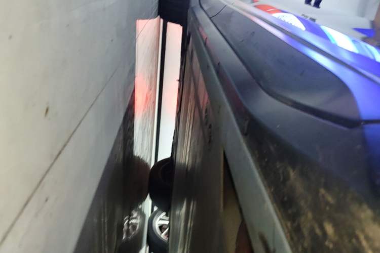 Used Nio ES6 2023 75 kWh Right Side Sill