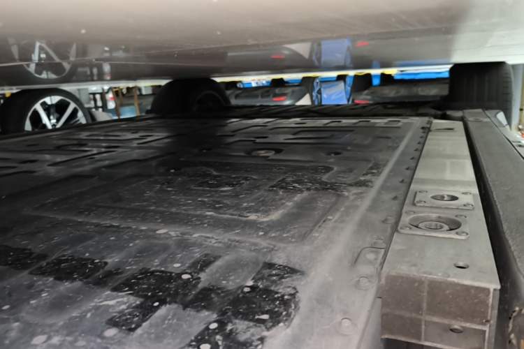 Used Nio ES6 2023 75 kWh Right Side Sill