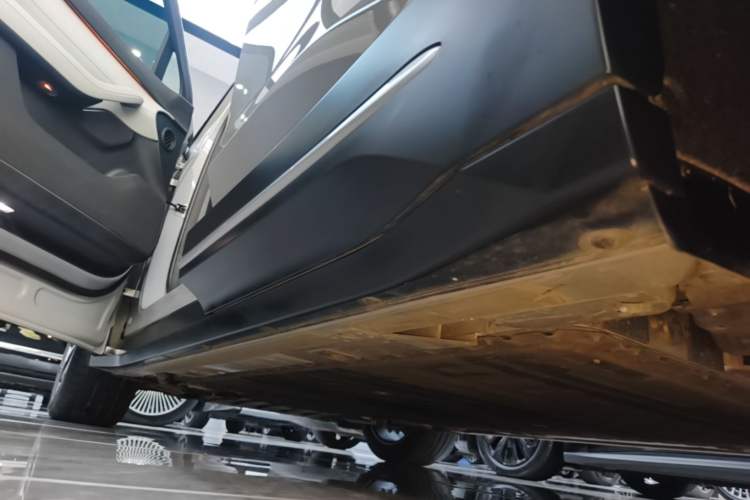 Used Nio ES6 2023 75 kWh Left Side Sill